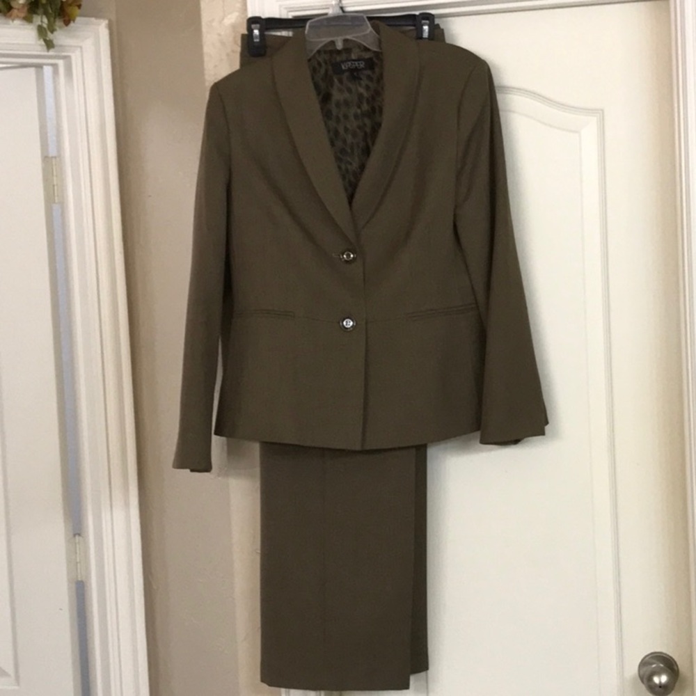 Kasper pantsuit
